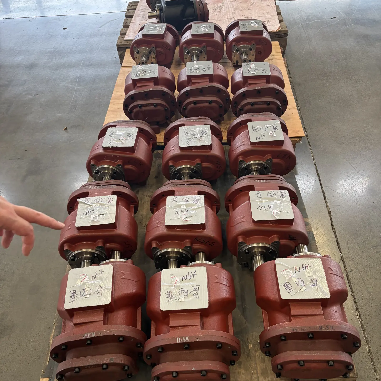 Machined component housings arranged on pallets