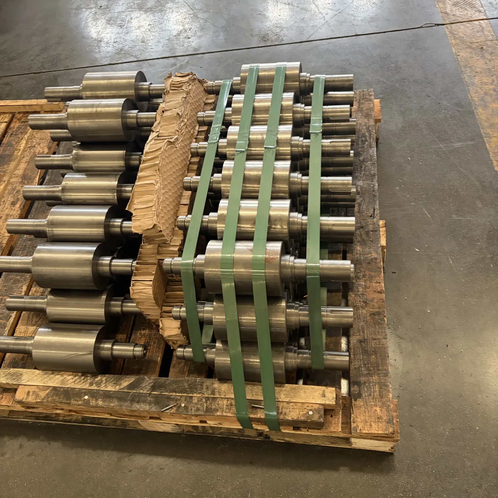 Shaft components secured on a pallet