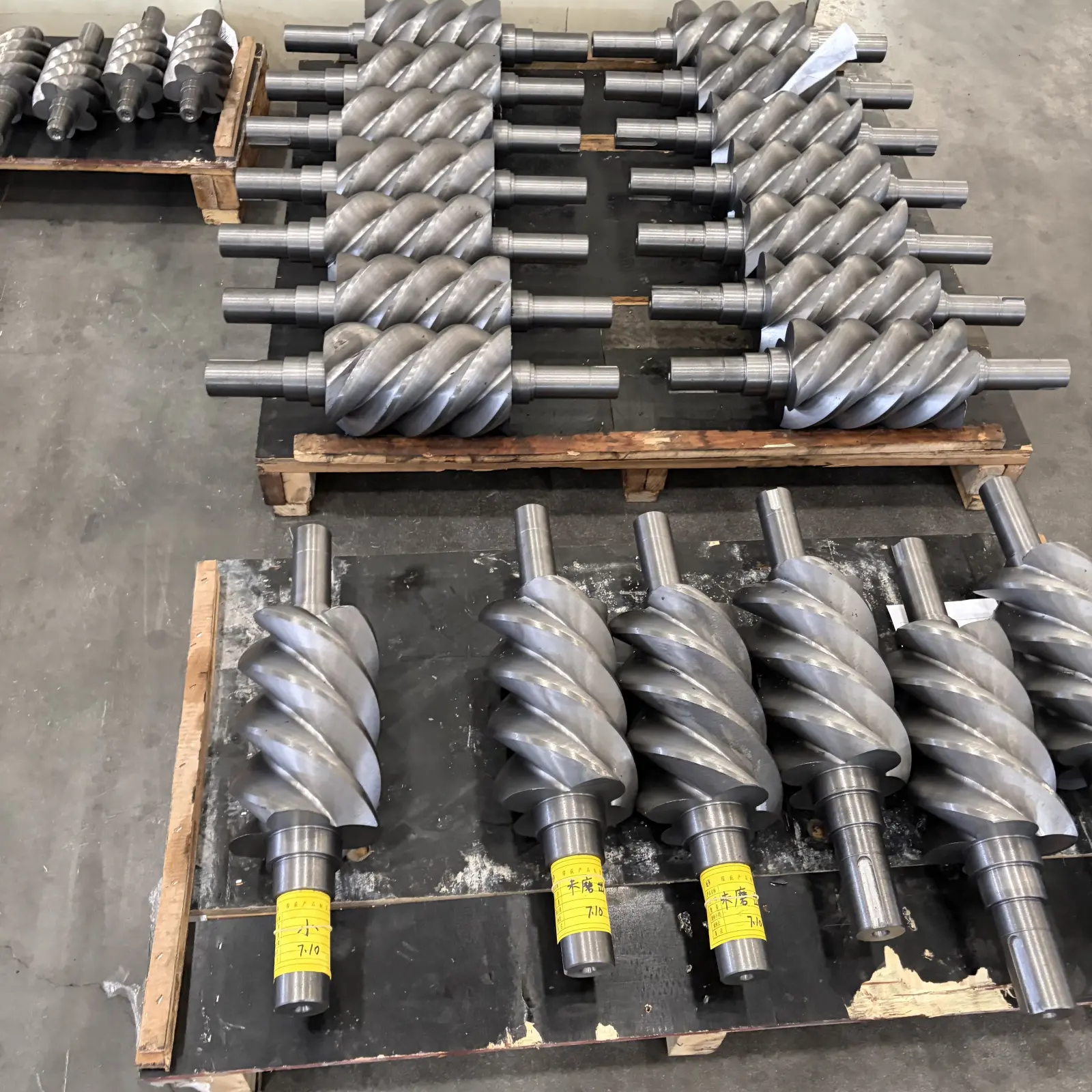 Finished screw rotor components arranged in batches